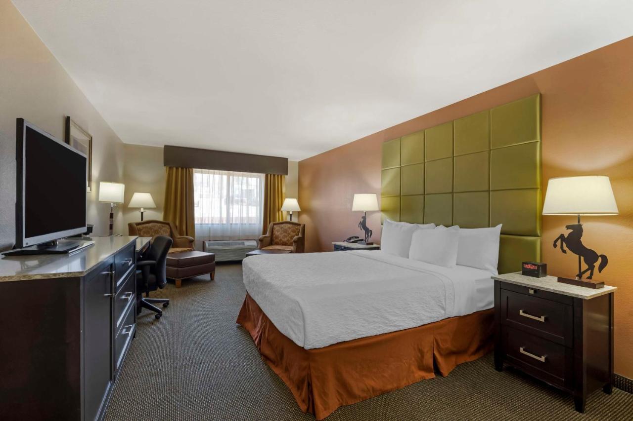 Best Western Plus Country Inn & Suites Додж Сити Екстериор снимка