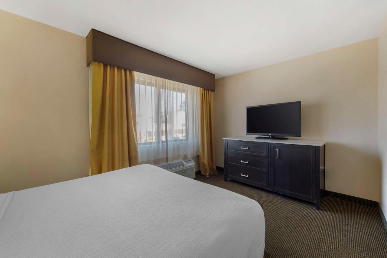 Best Western Plus Country Inn & Suites Додж Сити Екстериор снимка